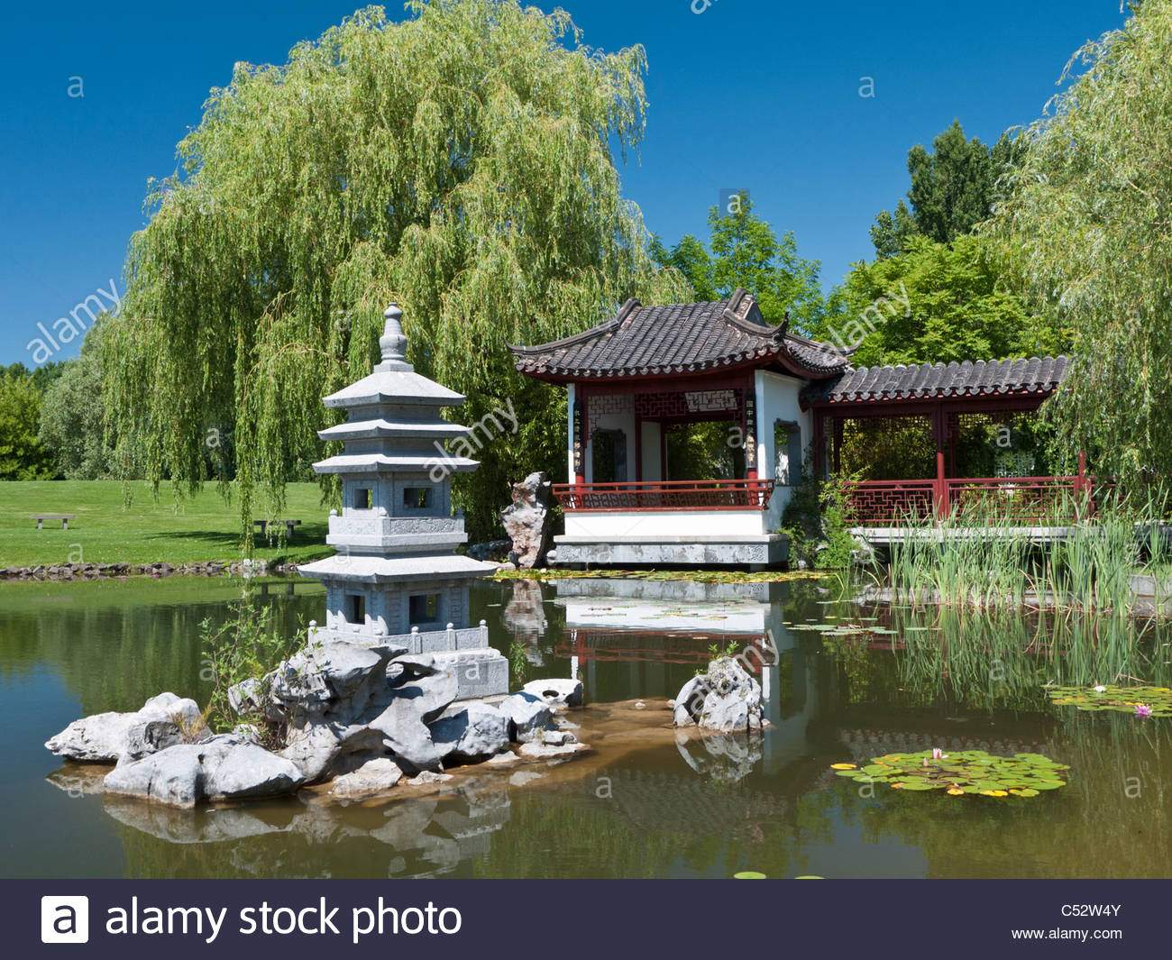 der tee pavillon auf der chinesische garten der garten der welt in marzahn in berlin deutschland c52w4y