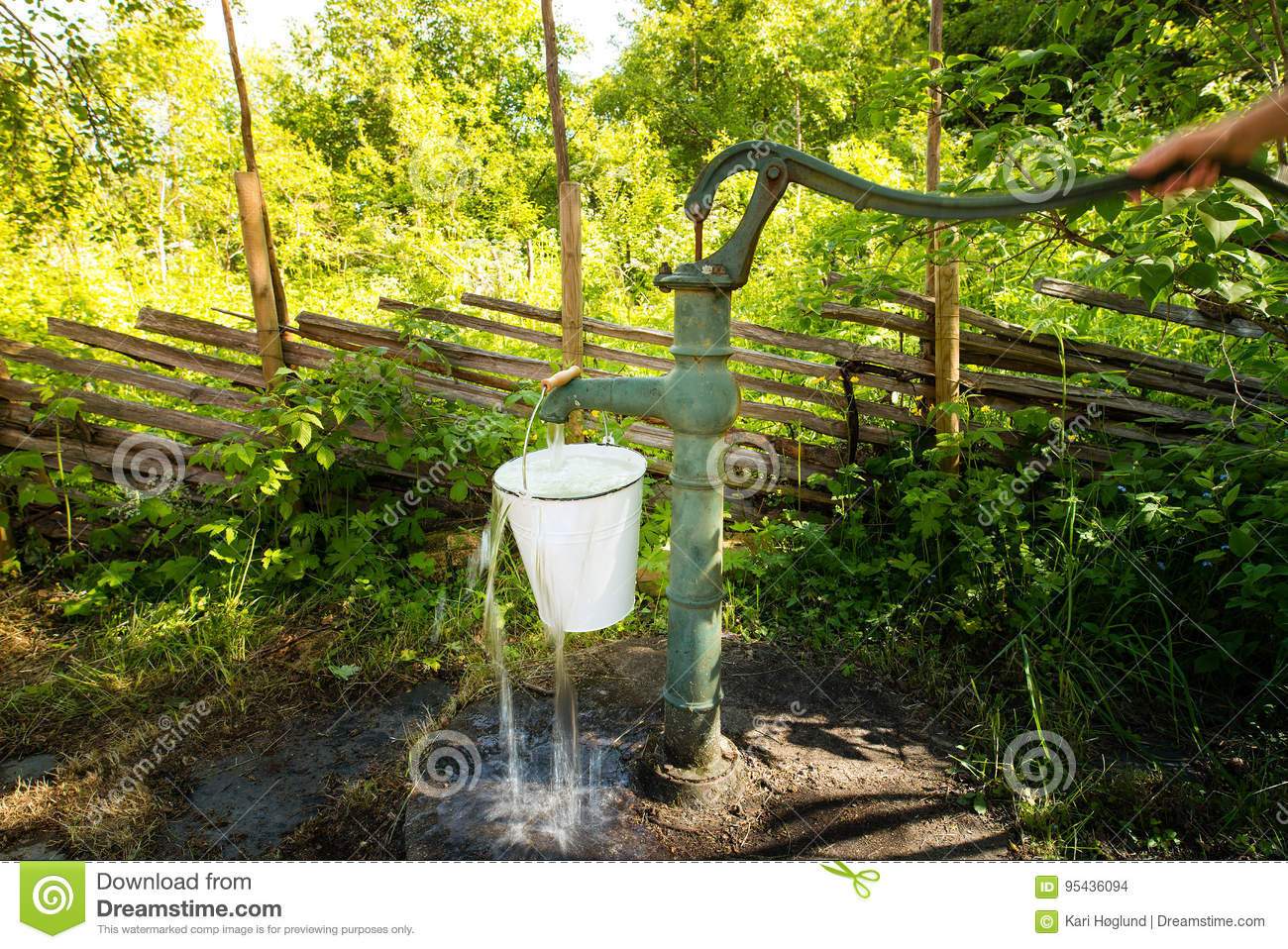 Wasserpumpe Garten Das Beste Von Wasserpumpe Des Erfahrenen Arbeiters Draußen Im Garten